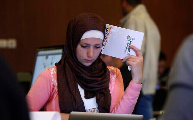 توضيحية: في هذه الصورة من 6 أبريل، 2013، تظهر مبرمجة فلسطينية تحضر ورشة عمل في مدينة رام الله بالضفة الغربية. (AP Photo / Majdi Mohammed) توضيحية: في هذه الصورة من 6 أبريل، 2013، تظهر مبرمجة فلسطينية تحضر ورشة عمل في مدينة رام الله بالضفة الغربية. (AP Photo / Majdi Mohammed)