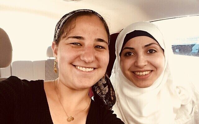 مهارات روري بيكر نيس (يسار) تلتقط صورة سيلفي مع صديقتها في سانت تشارلز، ميزوري، 6 مايو، 2019 (Maharat Rori Picker Neiss / Courtesy)