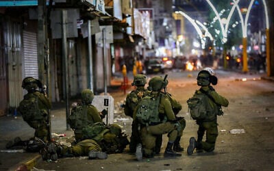 توضيحية: اشتباكات بين الجيش الإسرائيلي وفلسطينيين في مدينة الخليل بالضفة الغربية، 12 مايو، 2021. (Wissam Hashlamoun / Flash90)