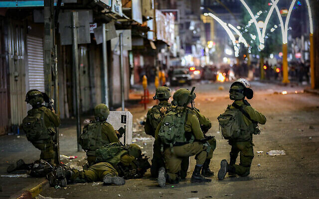 توضيحية: اشتباكات بين الجيش الإسرائيلي وفلسطينيين في مدينة الخليل بالضفة الغربية، 12 مايو، 2021. (Wissam Hashlamoun / Flash90)