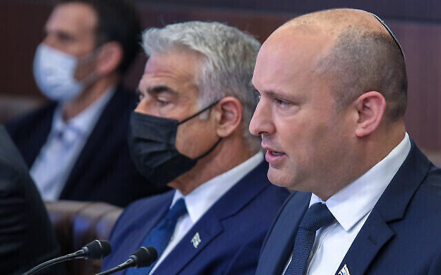 Foreign Affairs Yair Lapid and Prime Minister Naftali Bennett during a cabinet meeting at the Prime Minister's office in Jerusalem on November14, 2021.  Photo by Marc Israel Sellem/POOL ***POOL PICTURE, EDITORIAL USE ONLY/NO SALES, PLEASE CREDIT THE PHOTOGRAPHER AS WRITTEN - MARC ISRAEL SELLEM/POOL*** *** Local Caption *** ישיבת ממשלה
ראש הממשלה נפתלי בנט
פגישה
קבינט
יאיר לפיד