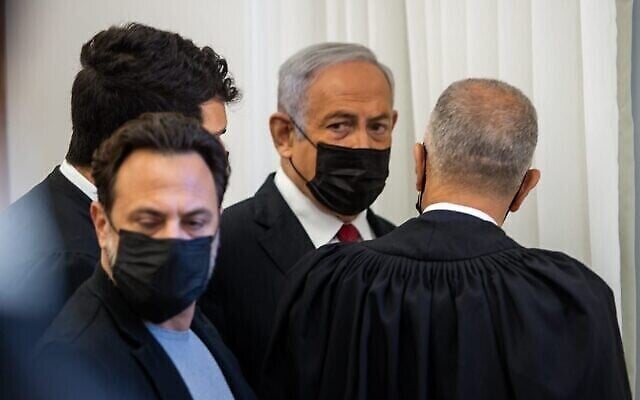 زعيم المعارضة بنيامين نتنياهو في المحكمة المركزية في القدس، 22 نوفمبر، 2021. (Oren Ben Hakoon / Pool)