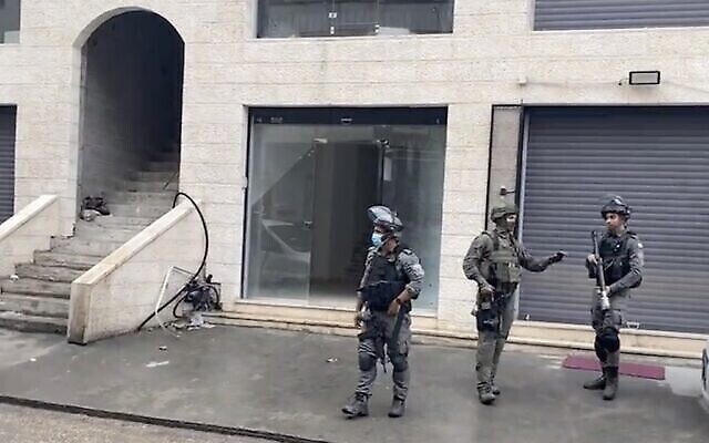شرطة حرس الحدود الإسرائيلية تداهم منزل منفذ هجوم إطلاق نار دام فلسطيني في وقت سابق من اليوم، في مخيم شعفاط للاجئين في القدس الشرقية، 21 نوفمبر، 2021. (Screen capture: Al-Qastal)