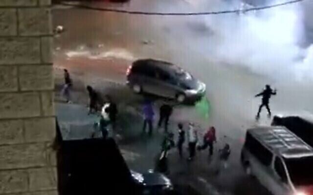 متظاهرون فلسطينيون يشتبكون مع الشرطة الإسرائيلية عند مدخل مخيم شعفاط للاجئين في القدس، 21 نوفمبر، 2021. (Screenshot: Twitter) متظاهرون فلسطينيون يشتبكون مع الشرطة الإسرائيلية عند مدخل مخيم شعفاط للاجئين في القدس، 21 نوفمبر، 2021. (Screenshot: Twitter)