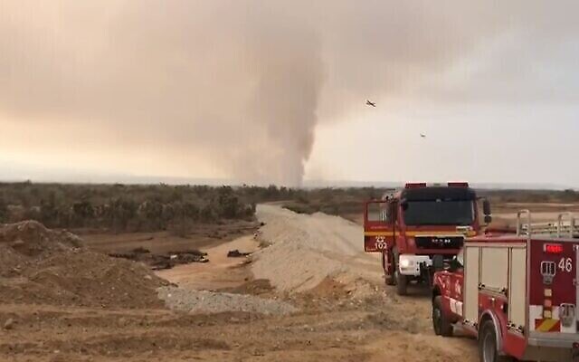 حريق على الحدود الإسرائيلية الأردنية جنوب البحر الميت، 18 نوفمبر، 2021. (Fire and Rescue Services / screenshot)