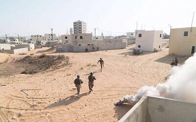 جنود من الجيش الإسرائيلي والحرس الوطني القبرصي يشاركون في تمرين مشترك في قاعدة "تسياليم" العسكرية في جنوب إسرائيل، 25 أكتوبر، 2017. (Israel Defense Forces / File)