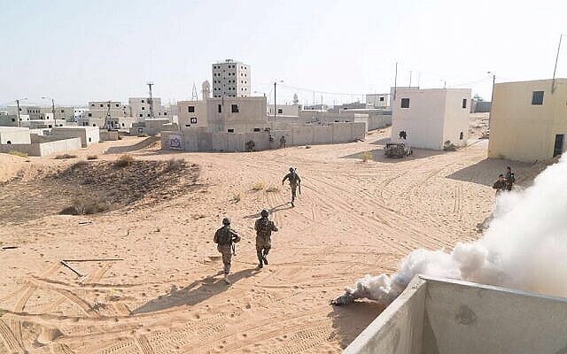 جنود من الجيش الإسرائيلي والحرس الوطني القبرصي يشاركون في تمرين مشترك في قاعدة "تسياليم" العسكرية في جنوب إسرائيل، 25 أكتوبر، 2017. (Israel Defense Forces / File)
