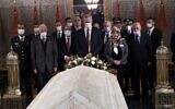وزير الدفاع بيني غانتس يزور ضريح الملك المغربي محمد الخامس بالرباط، 24 نوفمبر، 2021. (Defense Ministry)