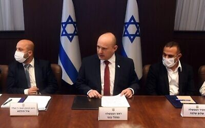 رئيس الوزراء نفتالي بينيت يعقد اجتماعا وزاريا في القدس في 15 تشرين الثاني 2021 لمناقشة جرائم العنف في الوسط العربي. (Haim Zach/GPO)