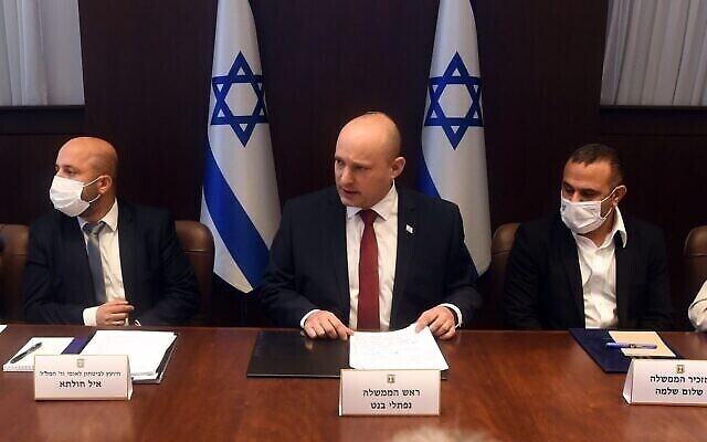 رئيس الوزراء نفتالي بينيت يعقد اجتماعا وزاريا في القدس في 15 تشرين الثاني 2021 لمناقشة جرائم العنف في الوسط العربي. (Haim Zach/GPO)