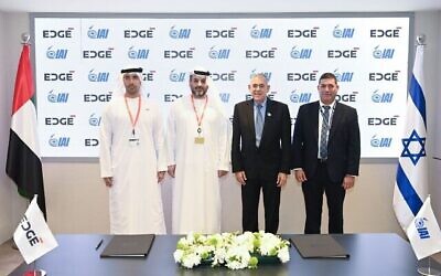 من اليسار، فيصل البناي الرئيس التنفيذي والعضو المنتدب لشركة EDGE، والرئيس التنفيذي لشركة أبوظبي لبناء السفن ديفيد ماسي، ونائب رئيس التسويق في شركة صناعات الفضاء الإسرائيلية (IAI) يهودا لاهاف ، ورئيس IAI  ومديرها التنفيذي بوعاز ليفي،  في مراسم توقيع على صفقتي تعاون في معرض دبي للطيران في 18 نوفمبر، 2021. (Israel Aerospace Industries)