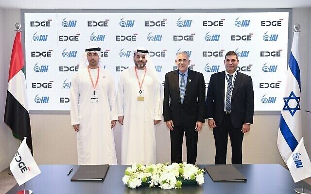 من اليسار، فيصل البناي الرئيس التنفيذي والعضو المنتدب لشركة EDGE، والرئيس التنفيذي لشركة أبوظبي لبناء السفن ديفيد ماسي، ونائب رئيس التسويق في شركة صناعات الفضاء الإسرائيلية (IAI) يهودا لاهاف ، ورئيس IAI  ومديرها التنفيذي بوعاز ليفي،  في مراسم توقيع على صفقتي تعاون في معرض دبي للطيران في 18 نوفمبر، 2021. (Israel Aerospace Industries)