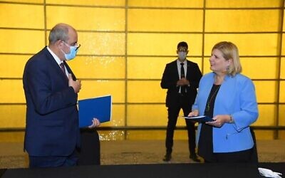 لقاء وزيرة الاقتصاد أورنا باربيفاي ووزير الصناعة والتجارة والتموين الأردني يوسف الشمالي في الأردن ، 3 نوفمبر ، 2021. (Yossi Iphergan, GPO)
