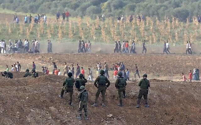 جنود إسرائيليون يتخذون مواقعهم خلال مواجهات مع متظاهرين فلسطينيين عبر حدود غزة في 19 أكتوبر، 2018 بالقرب من ناحال عوز. (جاك جويز / وكالة الصحافة الفرنسية) جنود إسرائيليون يتخذون مواقعهم خلال مواجهات مع متظاهرين فلسطينيين عبر حدود غزة في 19 أكتوبر، 2018 بالقرب من ناحال عوز. (جاك جويز / وكالة الصحافة الفرنسية)