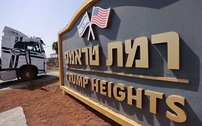 شاحنة بناء تدخل مرتفعات ترامب، 21 سبتمبر، 2020. (Emmanuel DUNAND / AFP)