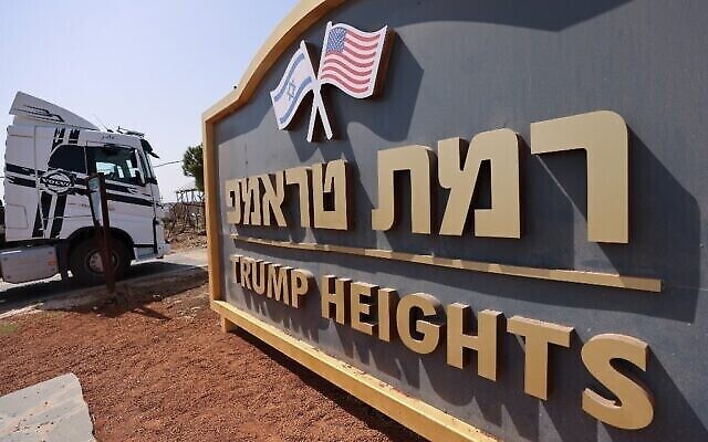 شاحنة بناء تدخل مرتفعات ترامب، 21 سبتمبر، 2020. (Emmanuel DUNAND / AFP)