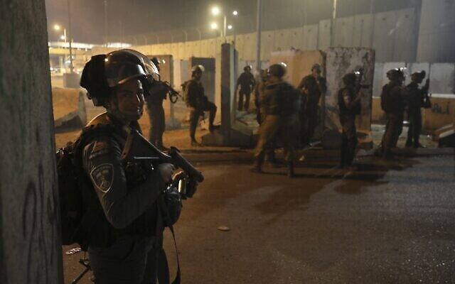 توضيحية: جنود اسرائيليون يفرقون متظاهرين فلسطينيين خلال مظاهرة ضد اسرائيل احتجاجا على التوترات في القدس ، عند حاجز قلنديا بين رام الله والقدس في الضفة الغربية، 11 مايو، 2021. (ABBAS MOMANI / AFP)