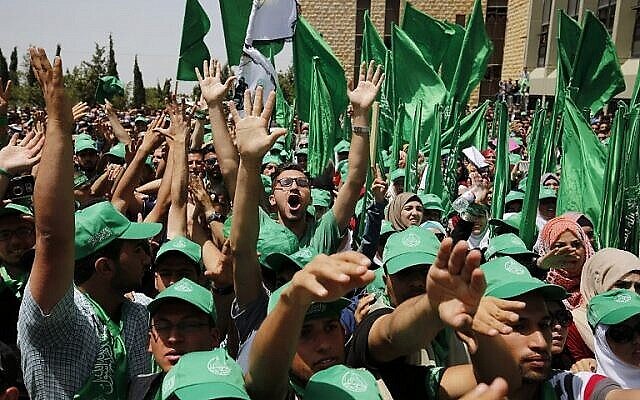 طلاب فلسطينيون يدعمون حركة حماس يشاركون في مسيرة انتخابية لمجلس الطلاب في جامعة بيرزيت، بالقرب من مدينة رام الله بالضفة الغربية، 26 أبريل، 2016 (AFP / Abbas Momani)