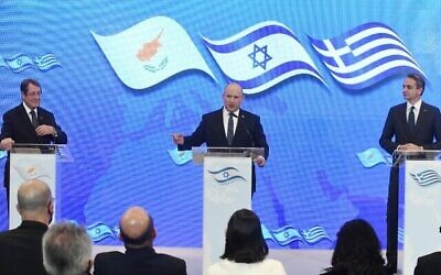 رئيس الوزراء نفتالي بينيت يتحدث قبل القمة الثامنة بين اليونان وقبرص وإسرائيل إلى جانب رئيس الوزراء اليوناني كيرياكوس ميتسوتاكيس (إلى اليسار) والرئيس القبرصي نيكوس أناستاسيادس (Amos Ben Gershom / GPO)