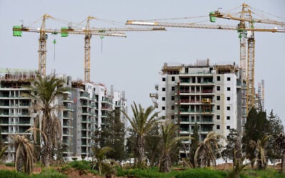 موقع بناء حي سكني جديد في هرتسليا، في 27 مارس 2020. (غيلي يعاري / Flash90)