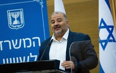 زعيم حزب القائمة العربية الموحدة منصور عباس يعقد مؤتمرا صحفيا مع وزيرة المساواة الاجتماعية الإسرائيلية ميراف كوهين في البرلمان الإسرائيلي، القدس، 25 أكتوبر 2021. (يوناتان سيندل / Flash90)