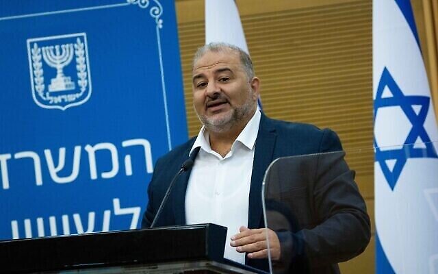 زعيم حزب القائمة العربية الموحدة منصور عباس يعقد مؤتمرا صحفيا مع وزيرة المساواة الاجتماعية الإسرائيلية ميراف كوهين في البرلمان الإسرائيلي، القدس، 25 أكتوبر 2021. (يوناتان سيندل / Flash90)
