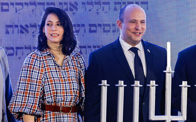 رئيس الوزراء نفتالي بينيت وزوجته غيلات يحضران احتفال حانوكا في القدس، 29 نوفمبر 2021 (Olivier Fitoussi / Flash90)