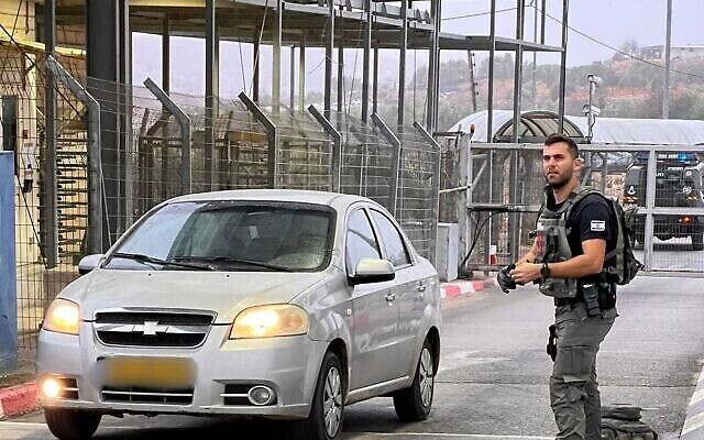 مكان محاولة هجوم طعن شمال القدس، 1 ديسمبر 2021 (Israel Police) مكان محاولة هجوم طعن شمال القدس، 1 ديسمبر 2021 (Israel Police)