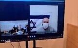 لقطة شاشة من مقطع فيديو لعومري غورين المتهم بعرض التجسس على وزير الدفاع بيني غانتس لصالح إيران، خلال جلسة استماع في محكمة اللد المركزية، 2 ديسمبر، 2021. (Channel 12 News)