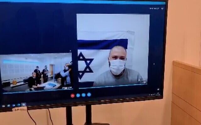 لقطة شاشة من مقطع فيديو لعومري غورين المتهم بعرض التجسس على وزير الدفاع بيني غانتس لصالح إيران، خلال جلسة استماع في محكمة اللد المركزية، 2 ديسمبر، 2021. (Channel 12 News)