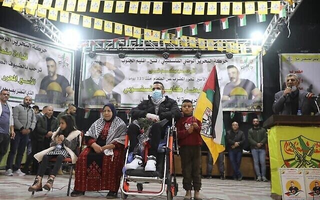 استقبال الأسير الأمني الفلسطيني كايد الفسفوس استقبال الأبطال في مسقط رأسه في دورا بالقرب من الخليل بعد إطلاق سراحه من السجن الإسرائيلي في 5 ديسمبر، 2021.  (WAFA)