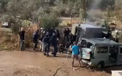 الممثلون وطاقم العمل خلال تصوير الموسم الرابع من مسلسل الإثارة والتشويق 'فوضى' في كفر قاسم ديسمبر 2021. (Channel 13 screenshot)
