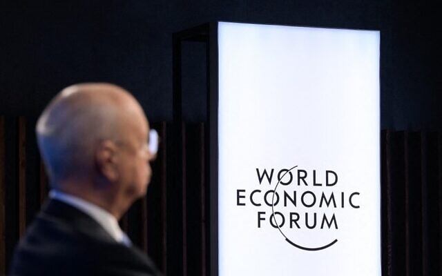 المؤسس والرئيس التنفيذي للمنتدى الاقتصادي العالمي (WEF) كلاوس شواب في افتتاح الجلسات الافتراضية لأجندة دافوس للمنتدى الاقتصادي العالمي في مقر المنتدى الاقتصادي العالمي في كولوني بالقرب من جنيف في 17 يناير 2022.(Fabrice COFFRINI / AFP) المؤسس والرئيس التنفيذي للمنتدى الاقتصادي العالمي (WEF) كلاوس شواب في افتتاح الجلسات الافتراضية لأجندة دافوس للمنتدى الاقتصادي العالمي في مقر المنتدى الاقتصادي العالمي في كولوني بالقرب من جنيف في 17 يناير 2022.(Fabrice COFFRINI / AFP)