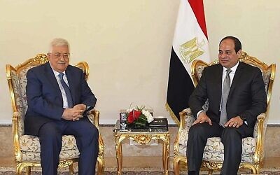في هذه الصورة ، 17 يناير ، 2018 ، التي قدمتها وكالة أنباء الشرق الأوسط المصرية الرسمية، رئيس السلطة الفلسطينية محمود عباس ، إلى اليسار ، يلتقي بالرئيس المصري عبد الفتاح السيسي ، في القاهرة، مصر. (MENA via AP)