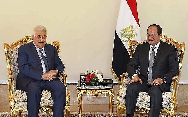 في هذه الصورة ، 17 يناير ، 2018 ، التي قدمتها وكالة أنباء الشرق الأوسط المصرية الرسمية، رئيس السلطة الفلسطينية محمود عباس ، إلى اليسار ، يلتقي بالرئيس المصري عبد الفتاح السيسي ، في القاهرة، مصر. (MENA via AP)