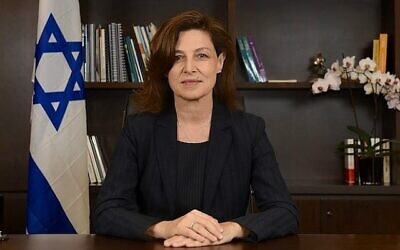 سفيرة إسرائيل آنذاك في فرنسا، أليزا بن نون، 2015 (CC BY-SA Erez Lichtfeld، Wikimedia Commons)