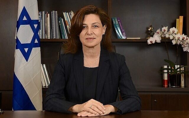 سفيرة إسرائيل آنذاك في فرنسا، أليزا بن نون، 2015 (CC BY-SA Erez Lichtfeld، Wikimedia Commons)
