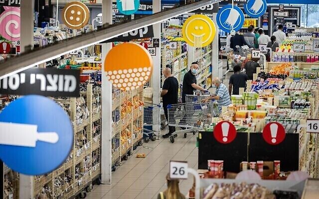 متسوقون في فرع سوبر ماركت في غفعات شاؤول، القدس، 27 أكتوبر، 2021. (Yonatan Sindel / Flash90)