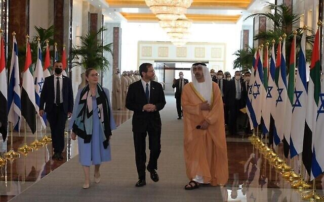 الرئيس يتسحاق يمر من أمام حرس الشرف مع ولي عهد أبوظبي، الشيخ محمد بن زايد آل نهيان، 30 يناير، 2022. (Amos Ben Gershom / GPO)