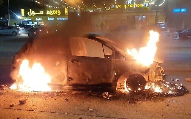 اشتعال النار في سيارة في جنوب إسرائيل زرع أشجار التي يقوم بها الصندوق القومي اليهودي (كاكا)، 11 يناير، 2022. (Screenshot)