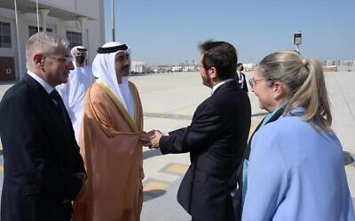وزير الخارجية الإماراتي الشيخ عبد الله بن زايد آل نهيان في استقبال رئيس الدولة يتسحاق هرتسوغ والسيدة الأولى ميخال هرتسوغ في أبو ظبي، 30 يناير، 2022. (Amos Ben-Gershom / GPO)
