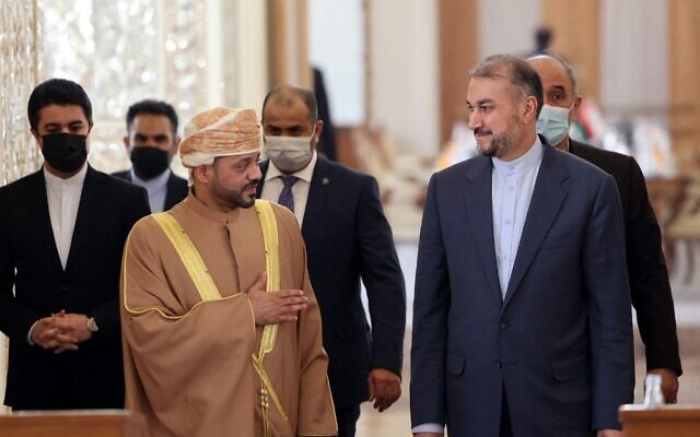 وزير الخارجية الإيراني حسين أمير عبد الله (إلى اليمين) ونظيره العماني، السيد بدر البوسعيدي، يصلان في مؤتمر صحفي مشترك عقب اجتماعهما في طهران في 23، فبراير، 2022. ( ATTA KENARE / AFP)