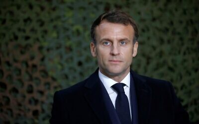 في هذه الصورة التي التقطت في 12 مارس 2021، يظهر الرئيس الفرنسي إيمانويل ماكرون خلال زيارة إلى مركز تدريب الفوج الرابع للفيلق الأجنبي الفرنسي، في سان جوديريك، جنوب فرنسا. (STEPHANE MAHE / POOL / AFP)