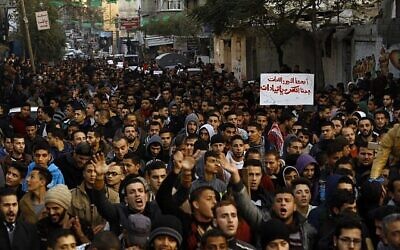 فلسطينيون يرددون هتافات خلال مظاهرة ضد أزمة الكهرباء المستمرة في مخيم جباليا شمال قطاع غزة، 12 يناير، 2017. (AFP / MOHAMMED ABED)