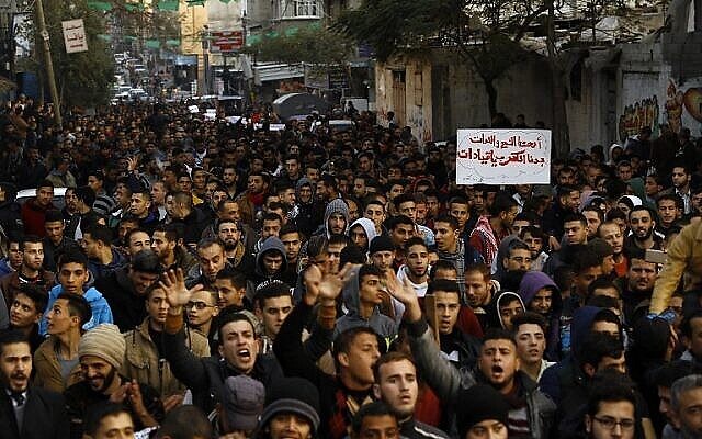 فلسطينيون يرددون هتافات خلال مظاهرة ضد أزمة الكهرباء المستمرة في مخيم جباليا شمال قطاع غزة، 12 يناير، 2017. (AFP / MOHAMMED ABED)