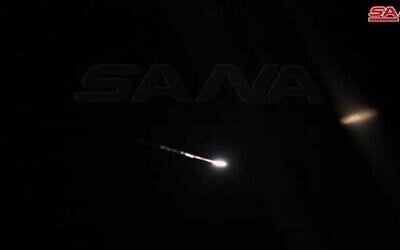 إطلاق صاروخ سوري مضاد للطائرات بالقرب من دمشق خلال غارة جوية إسرائيلية مزعومة في 9 فبراير 2022. انفجر صاروخ مضاد للطائرات فوق شمال إسرائيل. (SANA)