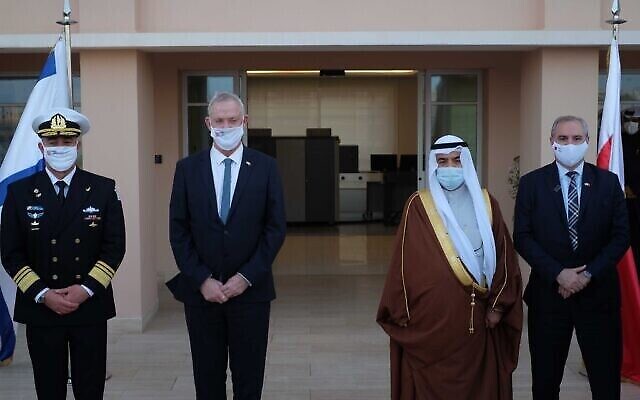 وزير الدفاع بيني غانتس يقف إلى جانب نظيره البحريني ، عبد الله بن حسن النعيمي ، بعد هبوطه في المنامة، 2 فبراير، 2022. (Judah Ari Gross / Times of Israel)