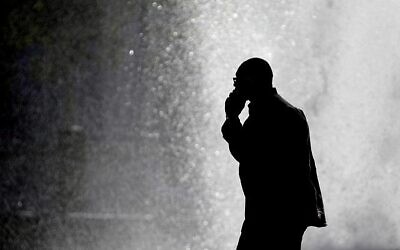 توضيحية: رجل يتحدث في هاتف محمول. (AP Photo/Matt Rourke)