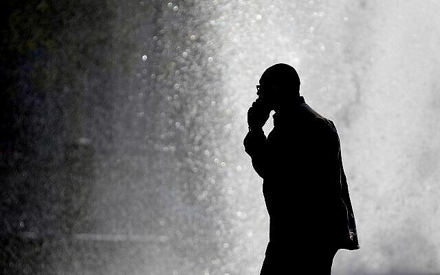 توضيحية: رجل يتحدث في هاتف محمول. (AP Photo/Matt Rourke)