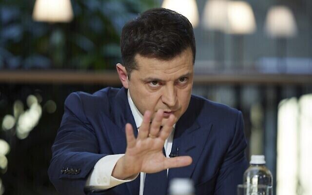 لرئيس الأوكراني فولوديمير زيلينسكي أثناء حديثه إلى وسائل الإعلام خلال مؤتمر صحفي في كييف، أوكرانيا، 26 نوفمبر، 2021. . (Ukrainian Presidential Press Office via AP)